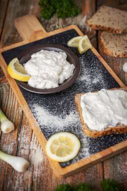 Çavdar ekmeği ve limonla servis edilen yumuşak balık yumurtası.