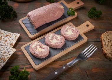 Tahta tahtalarda maydanozlu yumurtalı jambonlu börek.