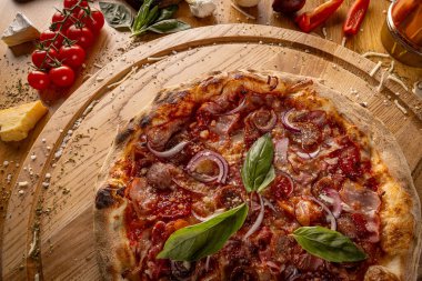 Tahtada taze pişmiş İtalyan pizzasının detayları.