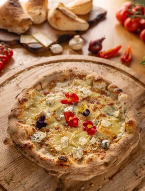 Dört peynirli ızgara İtalyan pizzası. Tahtada sıcak servis ediliyor.