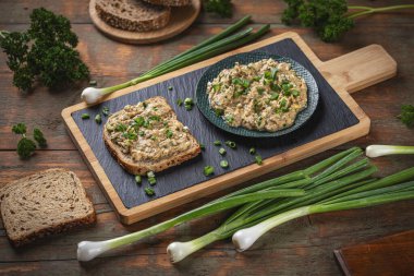 Lezzetli ev yapımı ton balığı kahvaltıda kızarmış ekmeğe servis ediliyor.