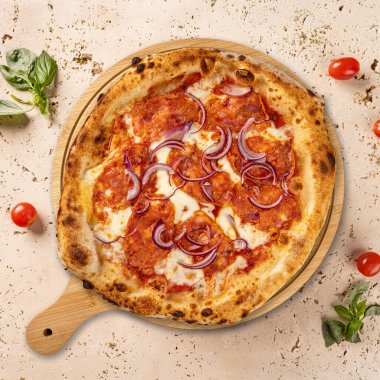 Sucuklu lezzetli pizza, kırmızı soğan ve erimiş mozzarella. 