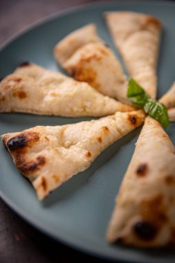 Mavi bir tabakta naan ekmeği dilimlerini kapat, 