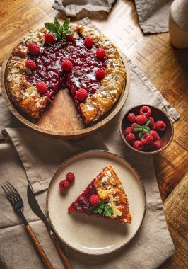 Badem gevrekli taze pişmiş ahududu galeti.