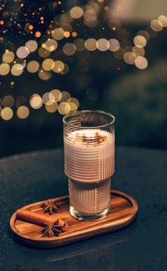 Kutlama için sıcak çikolata ve rendelenmiş çikolata. 