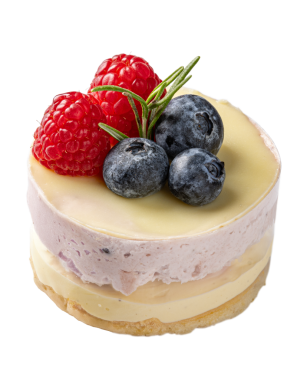 Beyaz çikolata soslu, ahududu ve yaban mersinli lezzetli mini kek.