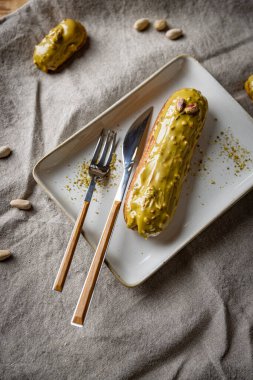 Fıstık aromalı jöleli mini ekler--