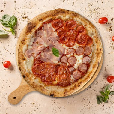 Jambonlu lezzetli pizza ve mermer döşemeli sosis.