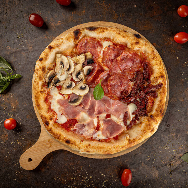 Свежеиспеченные четыре сезона пицца с различными начинками, создавая визуально привлекательный и вкусный кулинарный опыт