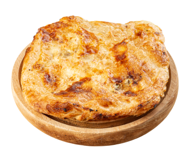 Tahtada servis edilen peynirli ve patatesli geleneksel ossetian turtası.