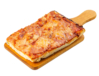 Salamlı ve erimiş peynirli ev yapımı dikdörtgen pizza.