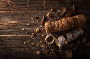 Şeker, hindistan cevizi ve ceviz serpilmiş Macar tatlı ekmeği, fotokopi alanı, durgun hayat, üst görünüm