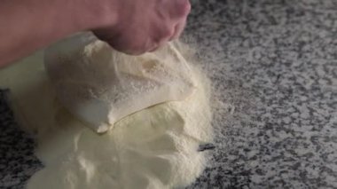 Fırıncı mermer masada hamur yoğurdu