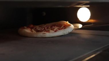 Profesyonel fırında pizza pişirme, pizza konsepti.