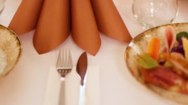 Zarif aperatifler süslü tabaklar üzerinde sunulur, sofistike bir etkinlikte mutfak sanatının gösterimi yapılır.