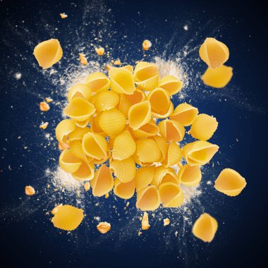Çiğ konchiglie makarna kabukları mavi arka planda patlıyor, dinamik bir yiyecek konsepti oluşturuyor.