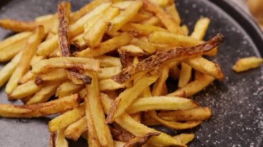 Koyu tabakta patates kızartması yakın.