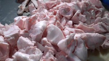 Çiğ domuz yağı kesme tahtasında küçük parçalara ayrılır.