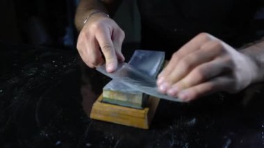 Bıçak keskinleştiren adam, yaklaşın.