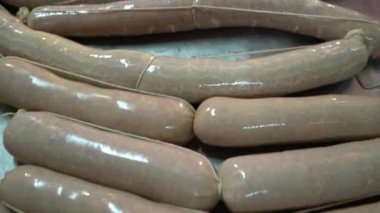 Sosis üretim süreci, sosisleri bağlamak ve hazırlamak