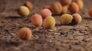 Olgun liçi mantar yüzeyinde zıplıyor