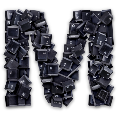 Siyah klavye düğmelerinden yapılmış M harfi