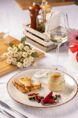 Lokantada kızarmış ekmek ve böğürtlenli kaz ciğeri.