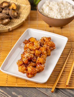 Pirinçle servis edilen bal soslu susamlı tavuk, restoran menüsü konsepti.