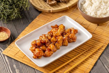 Çin restoranının masasında bal soslu susamlı tavuk servis ediliyor.