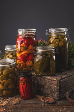 Kavanozlar dolusu salatalık, biber, domates ve biber rengarenk ve aromalı sebzeler sergileniyor.