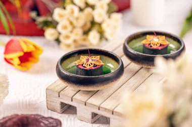 Romantik yemek sırasında minyatür palette servis edilen karamelli lezzetli küçük kekler. 