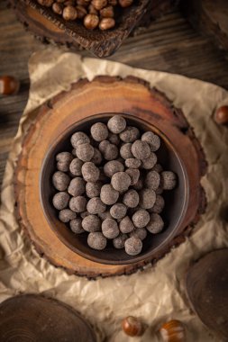 Kavrulmuş fındıkların en üst görüntüsü çikolata kaplı bir kasede