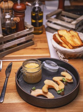 Karamelli karaciğer ezmesi ve restoran masasında kızarmış ekmek.