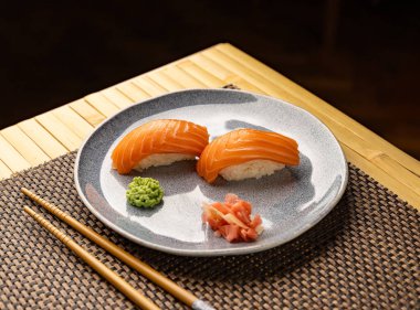 Wasabi ve zencefilli somon nigiri suşi.
