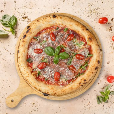 Parma jambonlu, kiraz domatesli ve ahşap roka aromalı lezzetli pizza.