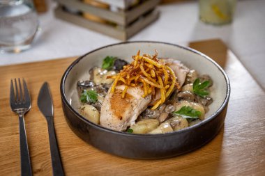 Lezzetli ızgara tavuk göğsü, çıtır patates pipetleri, yumuşak gnocchi ve lezzetli mantarlar ile servis edilir, hepsi zengin ve kremalı bir sosla yıkanır.