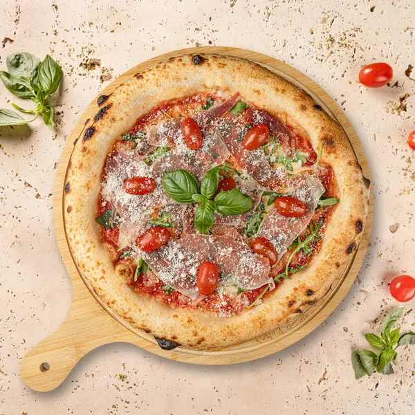 Parma jambonlu, kiraz domatesli ve ahşap roka aromalı lezzetli pizza.