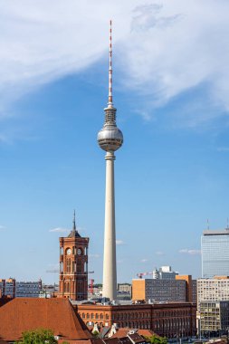 Ünlü TV Kulesi ve Berlin 'deki kırmızı belediye binası güneşli bir günde