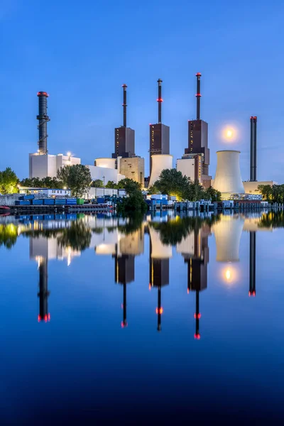 Een Elektriciteitscentrale Berlijn Tijdens Het Blauwe Uur Weerspiegeld Een Kanaal — Stockfoto