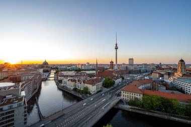 Gün batımında ünlü TV kulesiyle Berlin 'in merkezinde.