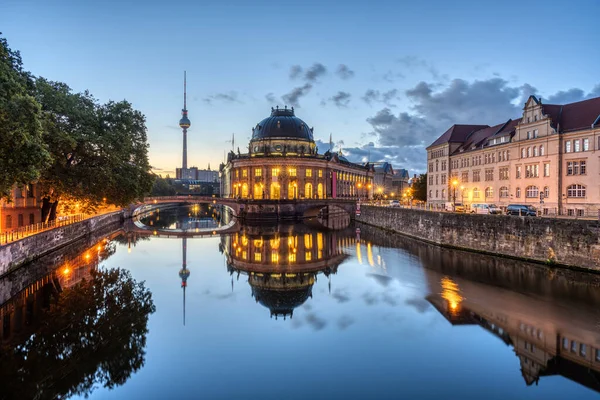 ベルリンのシュプレー川に反射したボーデ美術館とテレビ塔は日の出前に — ストック写真