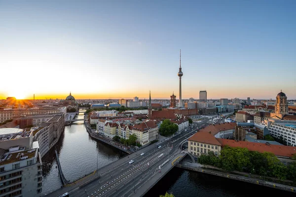 Centrum Berlin Med Det Berömda Tornet Vid Solnedgången — Stockfoto
