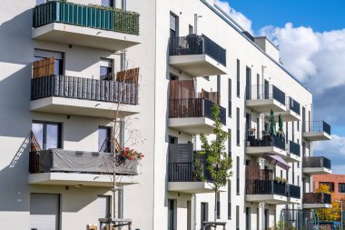 Berlin, Almanya 'da modern beyaz konut binaları görülüyor