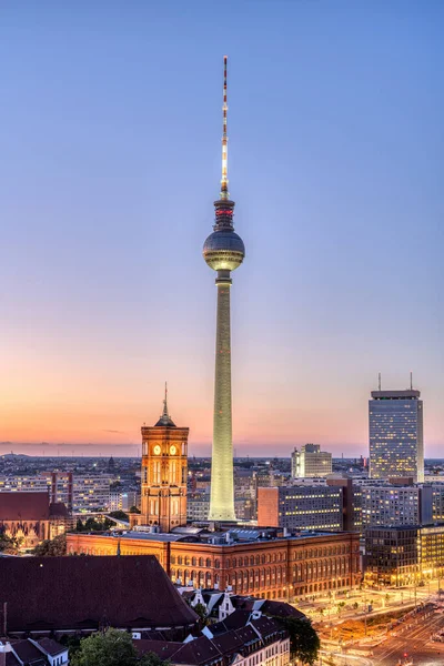 有名なテレビ塔と日没後の町役場とベルリンのダウンタウン — ストック写真