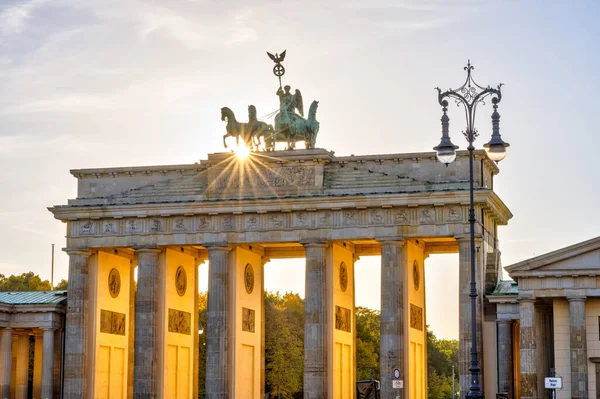 Famoso Portão Brandemburgo Berlim Com Últimos Raios Sol Antes Pôr — Fotografia de Stock