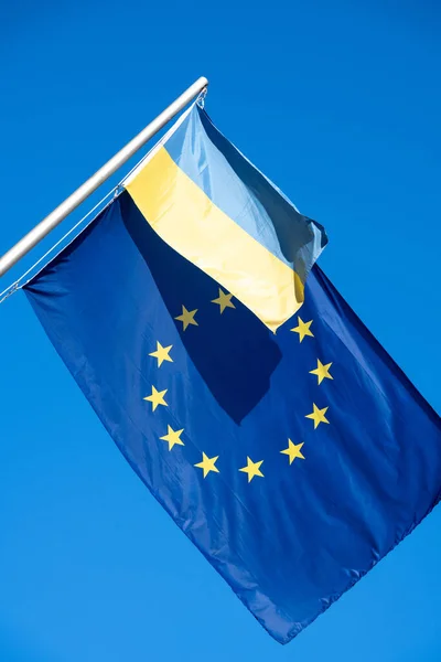 青い空の前のウクライナの旗と一緒にEuの旗 — ストック写真