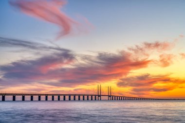 Muhteşem bir gün batımından sonra Danimarka ile İsveç arasındaki ünlü Öresund köprüsü.