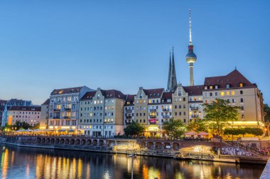 Nikolaiviertel, Spree nehri ve gün batımından sonra Berlin 'deki Televizyon Kulesi.