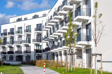 Berlin, Almanya 'da birçok balkonu olan modern apartmanlar