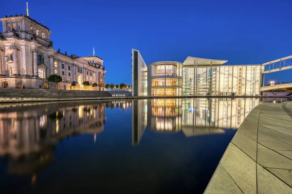 Reichstag Und Paul Loebe Haus Der Spree Berlin Bei Nacht — Stockfoto
